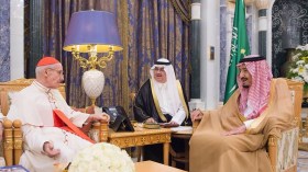 الملك سلمان يستقبل رئيس المجلس البابوي في الفاتيكان