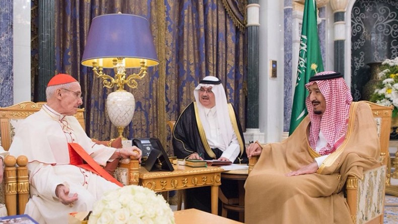 الملك سلمان يستقبل رئيس المجلس البابوي في الفاتيكان