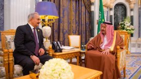 الملك سلمان يلتقي حفتر في الرياض