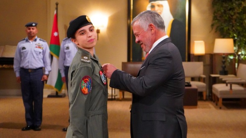 ملك الأردن يقلد ابنته الأميرة سلمى جناح الطيران