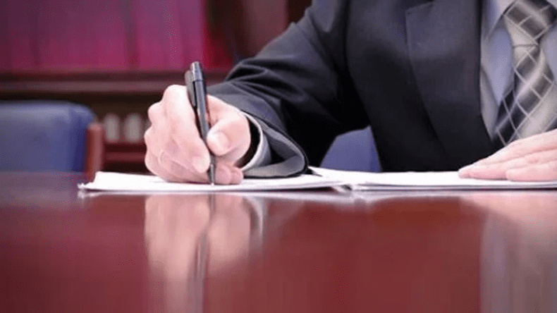 حاملو ليسانس شريعة وقانون يطالبون بالمشاركة في مسابقة التوثيق