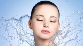 إليك الفوائد السحرية لغسل الوجه بالمياه الغازية