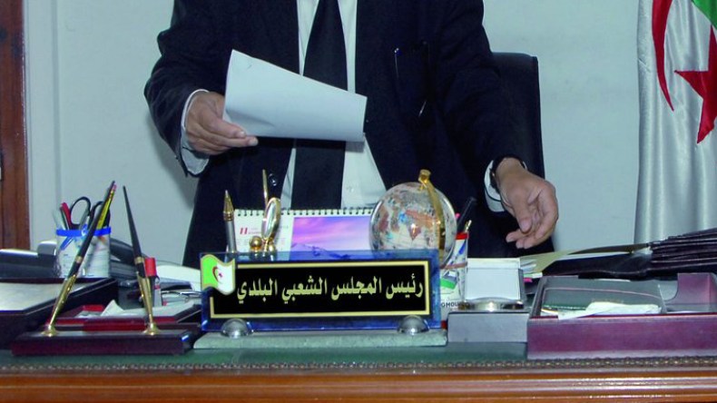 منتخبة تقاضي رئيس بلدية نشر صورها على الفايس بوك بخنشلة