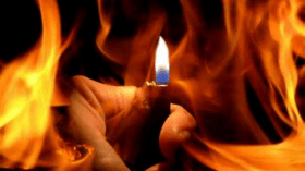 شاب يسكب البنزين على جسد والدته ويضرم النار!