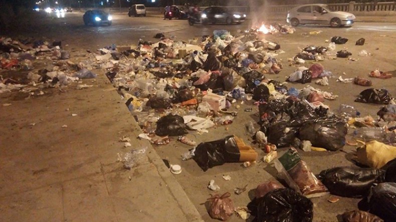 مواطنون وتجار يغلقون الطريق بالنفايات ببجاية