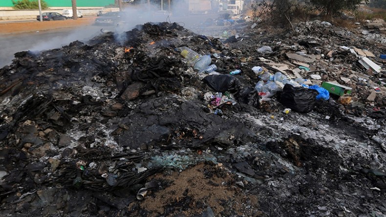 اختناق تلاميذ بسبب الحرق العشوائي للنفايات أمام مدرسة بوهران