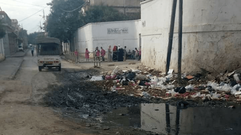 النفايات تحاصر ابتدائية أبي ذر الغفاري ببراقي في العاصمة
