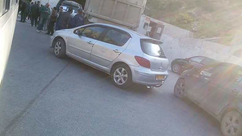 محتجون يحتجزون مئات المسافرين داخل أنفاق خراطة