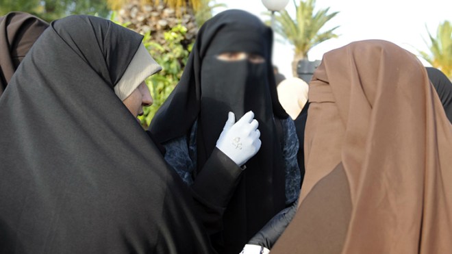 نساء يخرجن بالنقاب لأول مرة و”العجار” في العيد لعدم توفر الكمامات لديهن