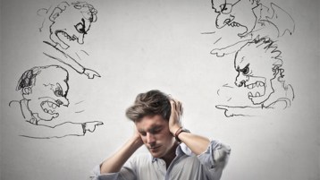 أَسرى الإطراء.. وأَسرى الذم!