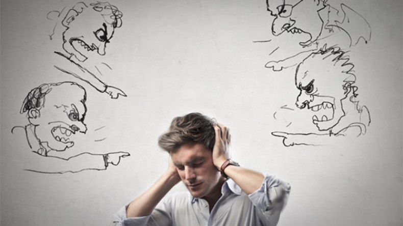 أَسرى الإطراء.. وأَسرى الذم!