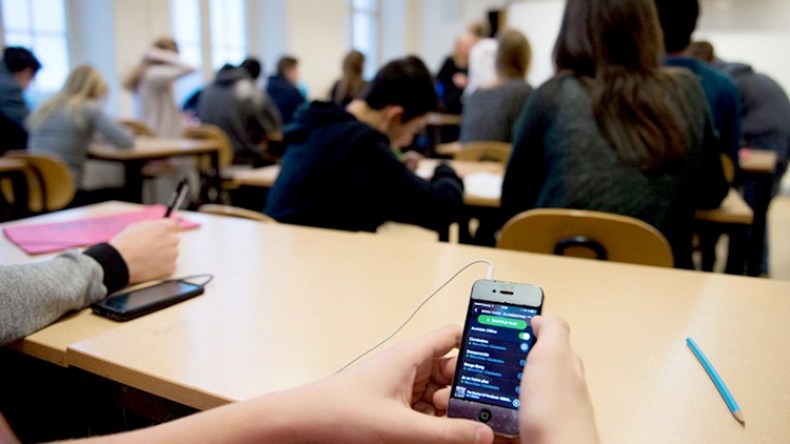 وزارة التربية تحذر من تطبيق “تيك توك”