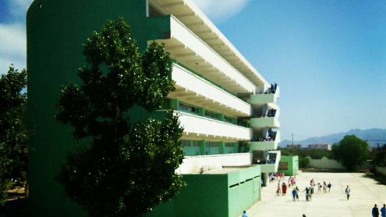 متوسطة بالبويرة تمنع إدخال الهواتف النقالة وارتداء الثياب الممزقة