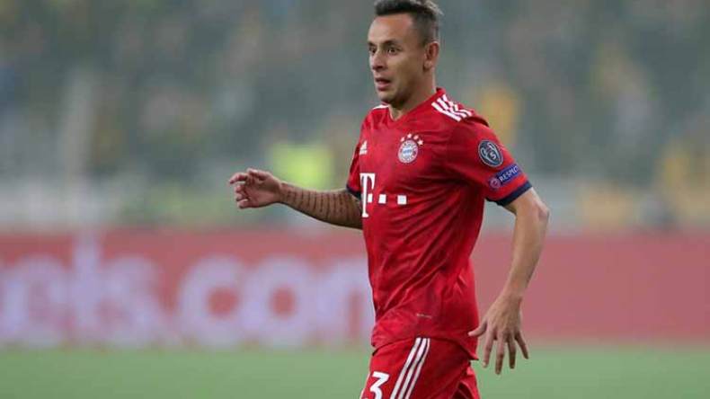 رافينيا يعتذر للعرب عن صورة “الهالوين”