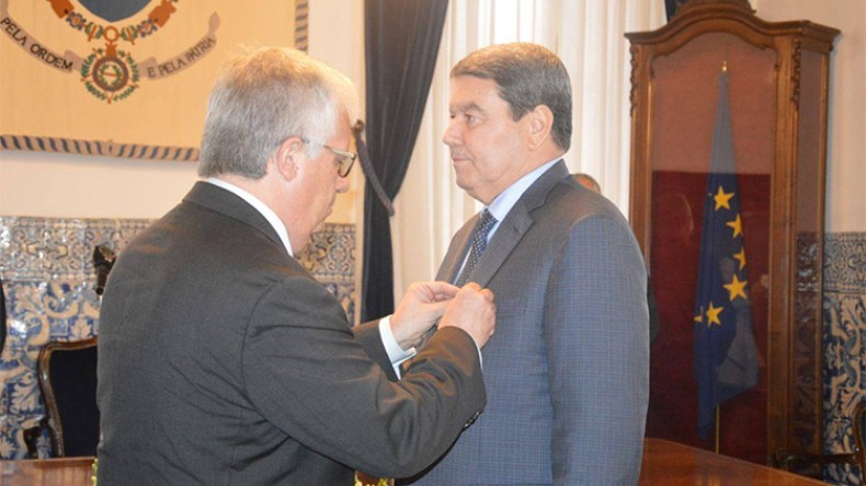 الشرطة البرتغالية تقلّد اللواء هامل الميدالية الذهبية