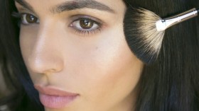 أفضل أنواع “الهايلايتر” لبشرة متوهجة ومشرقة في 2018