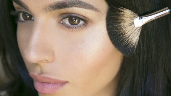 أفضل أنواع “الهايلايتر” لبشرة متوهجة ومشرقة في 2018