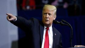 ترامب يدعو المهاجرين غير الشرعيين للبقاء في بلدانهم