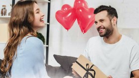 رجال يشتكون من هوس زوجاتهم بالهدايا