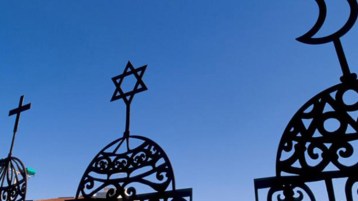 .. وحطّم الهلالُ الصليبَ