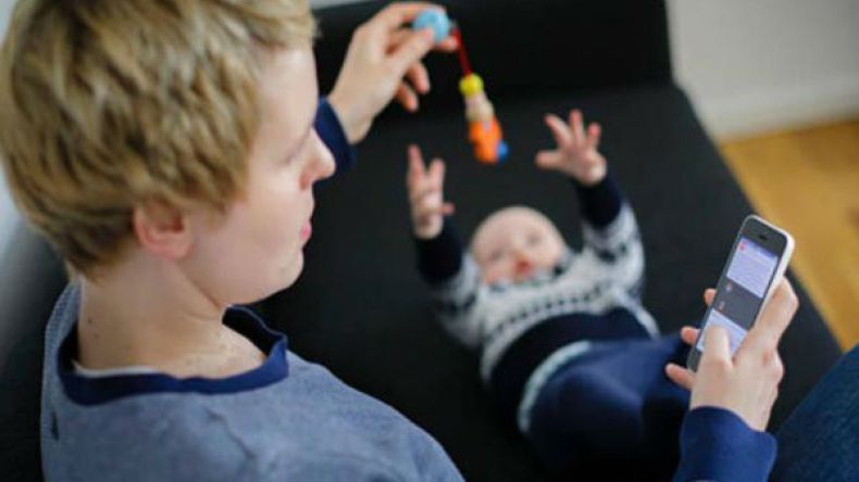 إياكم والانشغال عن أطفالكم بالهواتف الذكية!