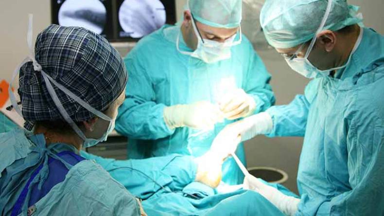 إجراء 50 عملية جراحية لمرضى معوزين بالمناطق الحدودية بالوادي