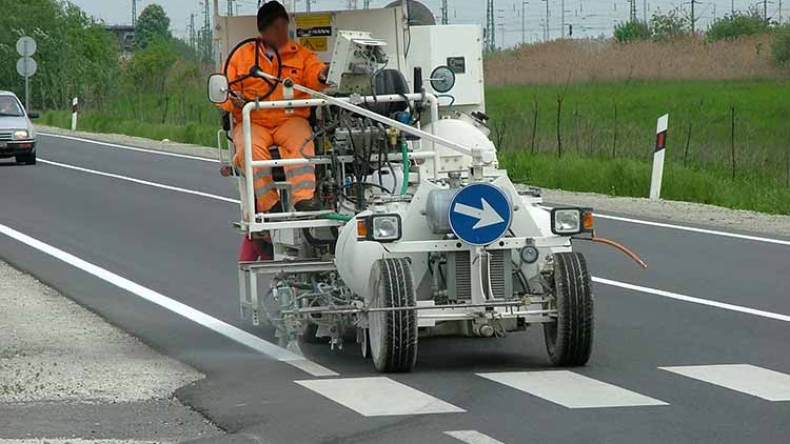 آلة رسم الخطوط البيضاء على الطرقات في ”خبر كان” بالوادي