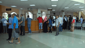 المواطنون يرفضون قرار الزيادات في الوثائق ويسابقون الزمن لاستخراجها