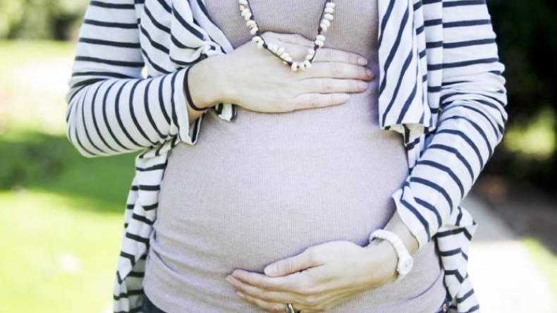 “الوحم” يعرض الحوامل خلال الحجر المنزلي للضرب والطرد للشارع