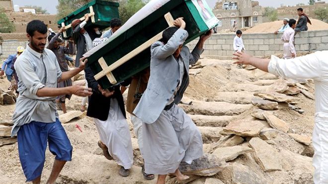 قصف التحالف حافلة أطفال في اليمن جريمة حرب