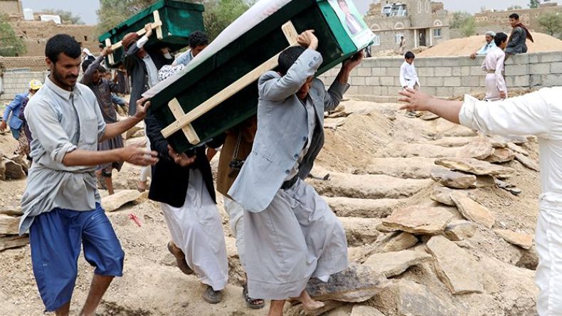 قصف التحالف حافلة أطفال في اليمن جريمة حرب