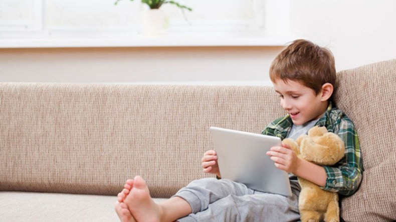 اليوتيوب من وسيلة للتسلية إلى سلاح يفتك بالتربية والقيم