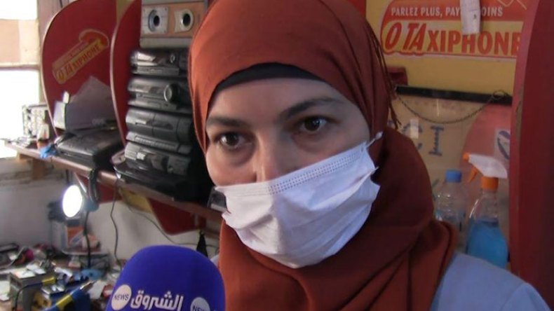 “أمال” أول امرأة تشتغل في إصلاح الهواتف النقالة بالبويرة