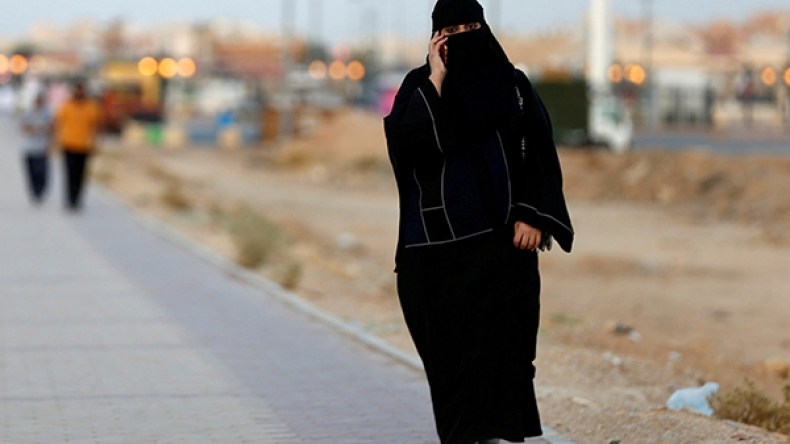 السعودية: السجن والغرامة لمن يتجسس على هاتف شريك حياته