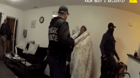 اعتذار رسمي من امرأة كبلها رجال الشرطة عارية!