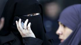 حظر فرنسا للنقاب ينتهك حقوق الإنسان