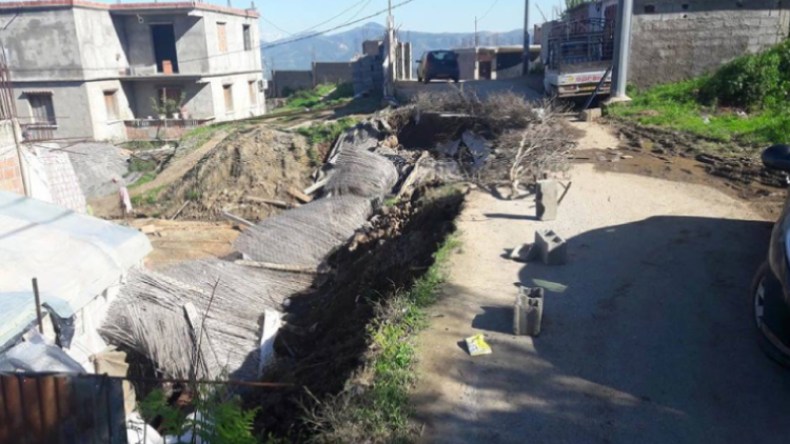 انزلاق التربة يهدد 120 عائلة في بلدية بني عمران