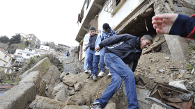 انهيار بنايات وفيضانات تحدث طوارئ