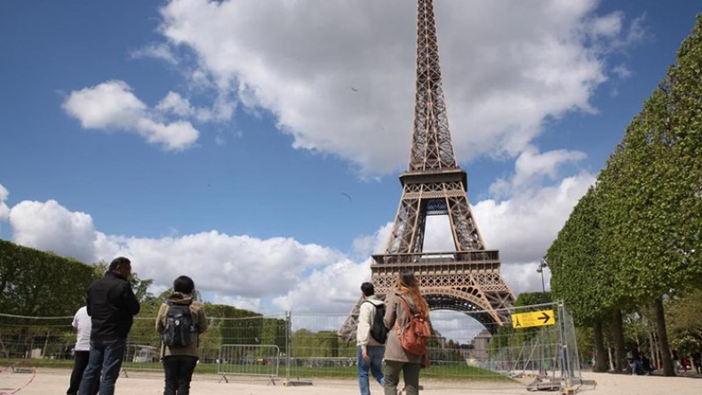 فرنسيتان محجبتان من أصل جزائري تتعرضان للطعن بباريس