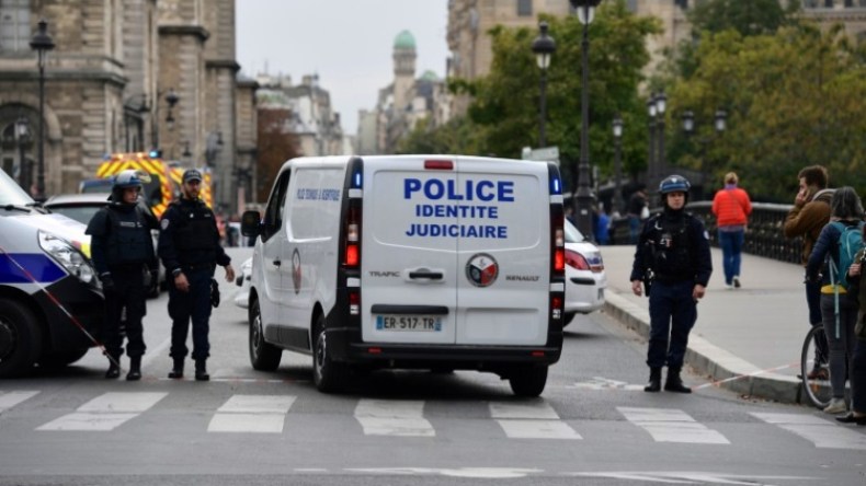 مقتل أربعة عناصر شرطة طعناً في باريس