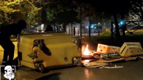 شاهد.. شبان يشتبكون مع الشرطة بضواحي باريس