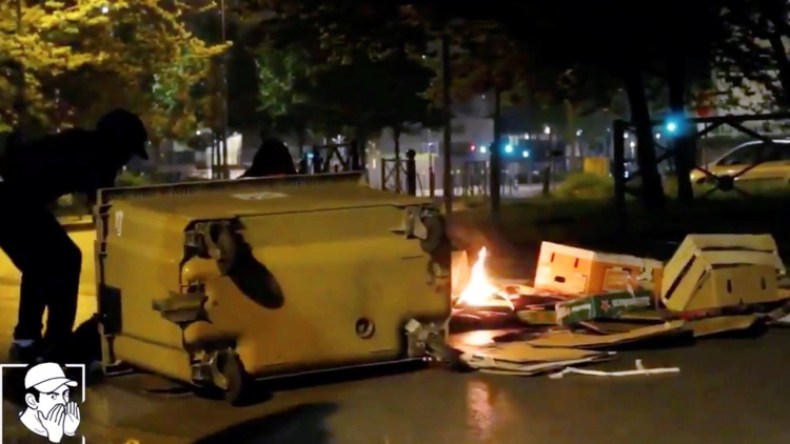 شاهد.. شبان يشتبكون مع الشرطة بضواحي باريس