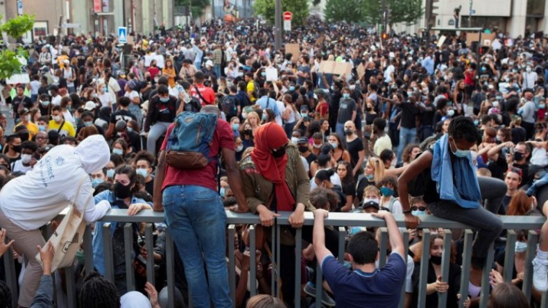 صدامات خلال فض تظاهرة ضد عنف الشرطة الفرنسية