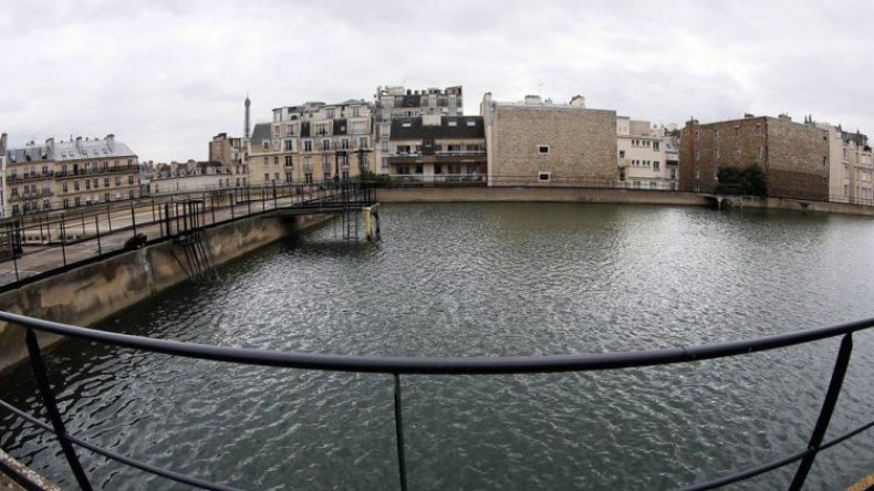 كورونا يصل إلى مياه باريس