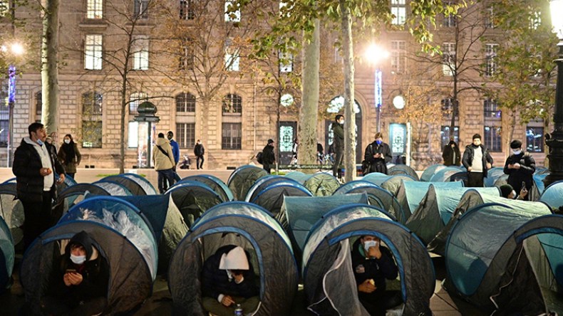 شاهد.. الشرطة الفرنسية تفكك بالقوة مخيماً للمهاجرين