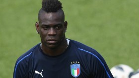 بالوتيلي يهاجم وزير الداخلية الإيطالي