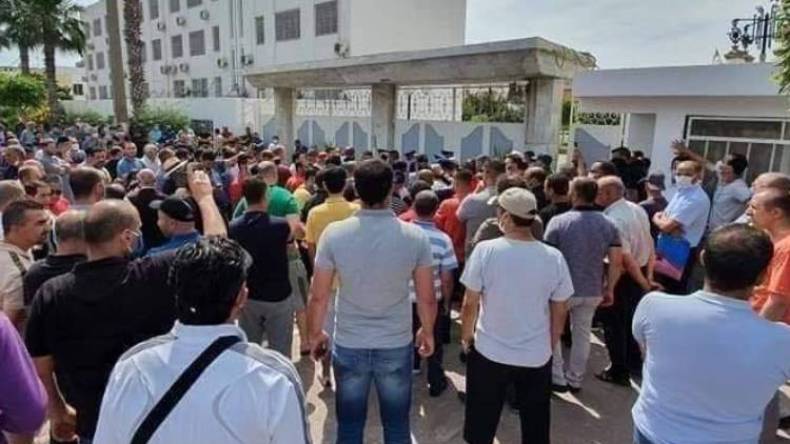 تجار يغلقون طريقا وطنيا بعد تشميع محلاتهم ببجاية