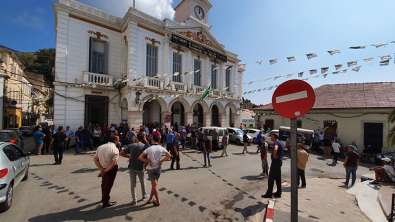 سكان 3 أحياء يغلقون مقر بلدية بجاية