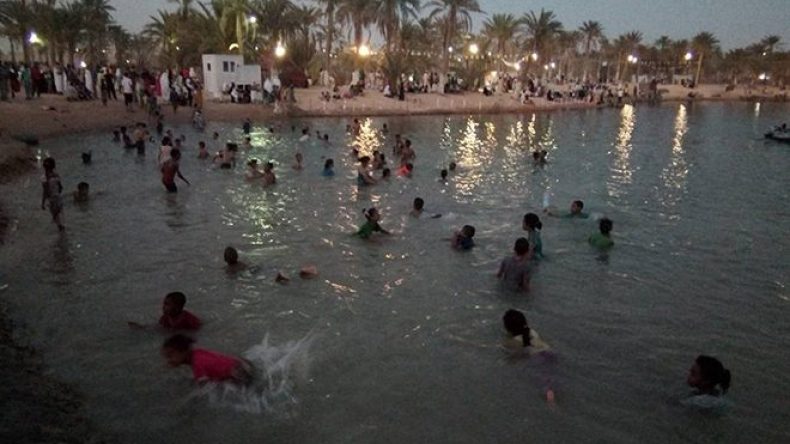 إقبال معتبر للشباب للسباحة في بحيرة المقارين بتقرت