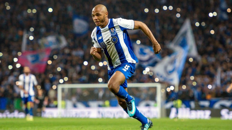 العروض تتهاطل على براهيمي.. والمان يونايتد يجدد رغبته في ضمه